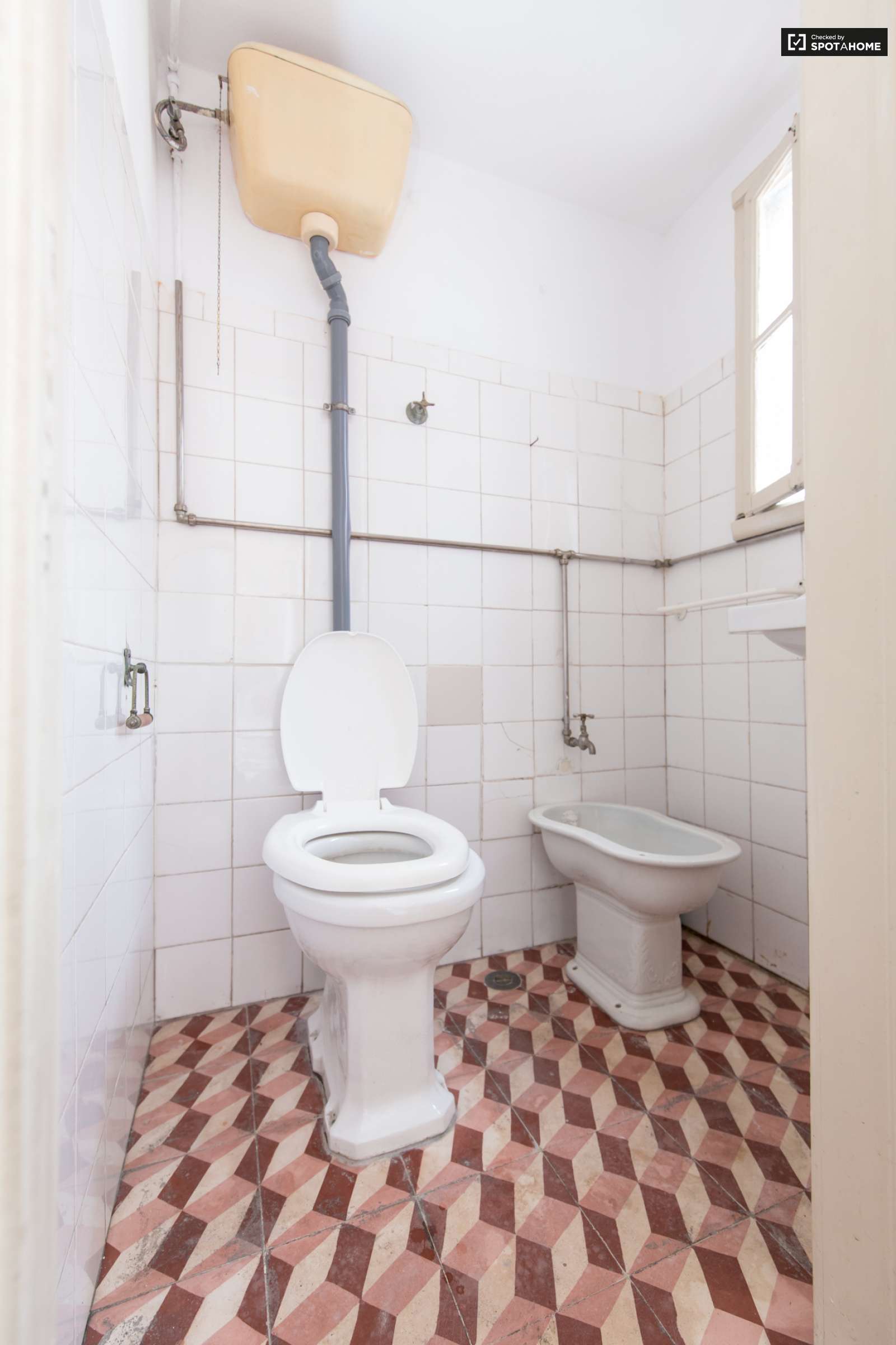 Large and Sunny Room for Rent Condominium in Lisbon