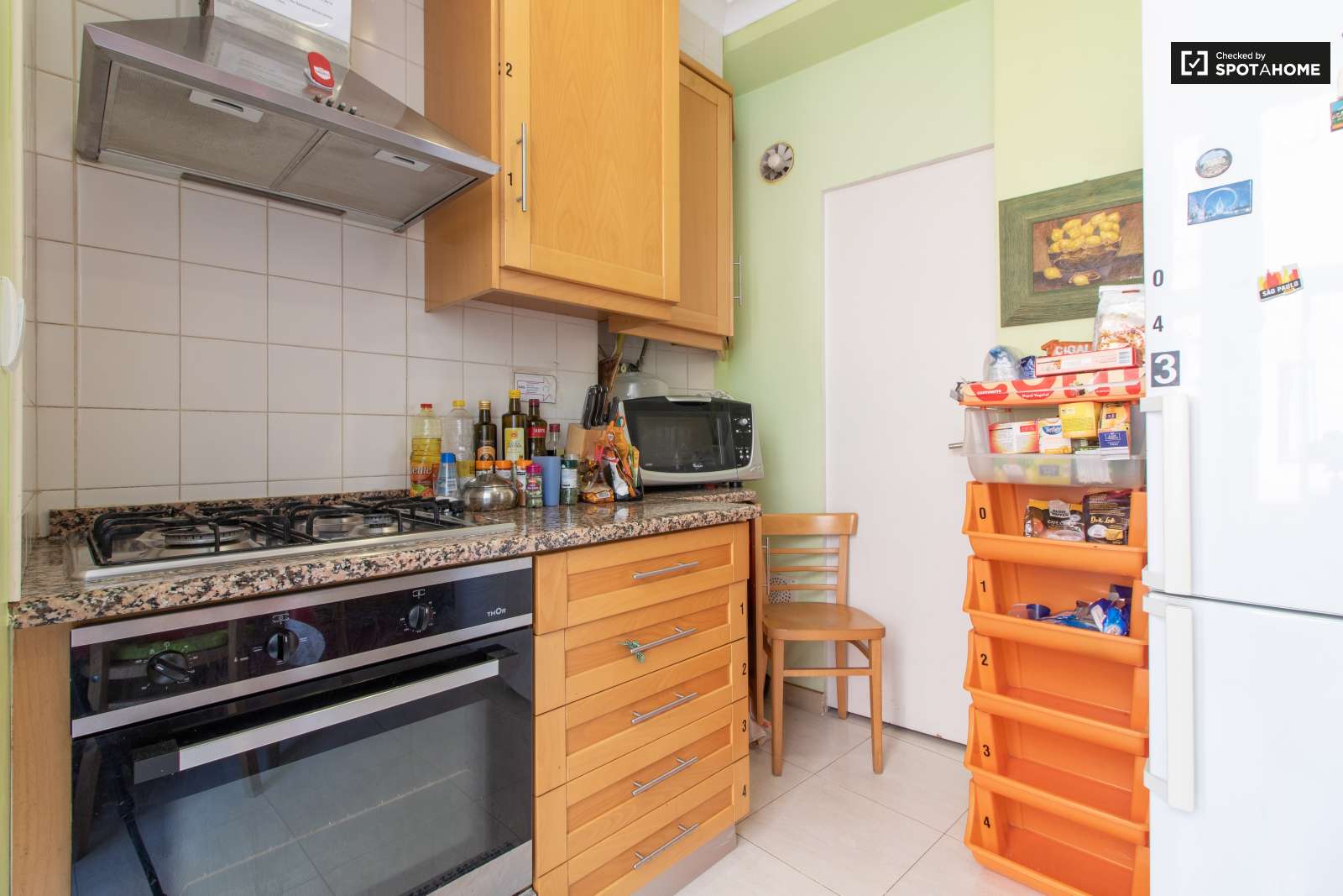 Double bed in Rooms for rent in sunny 5-bedroom apartment with AC in authentic Arroios