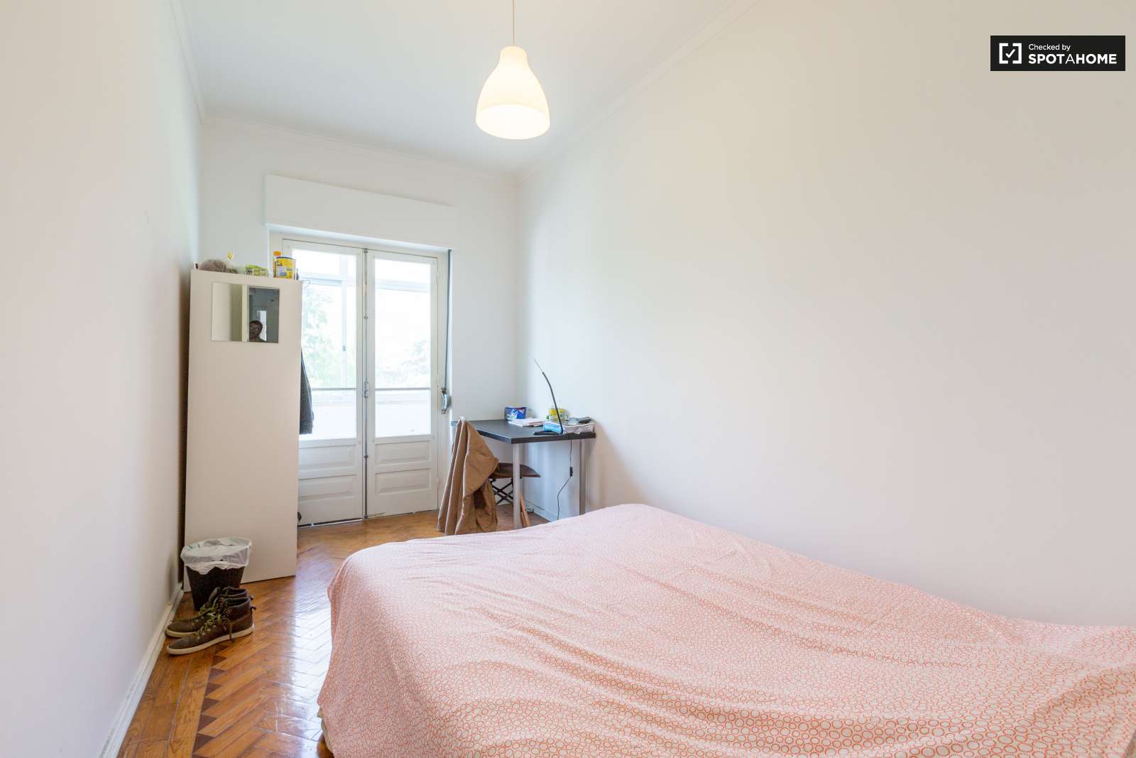 Double bed in Rooms for rent in lovely 3-bedroom apartment in Benfica, Lisbon