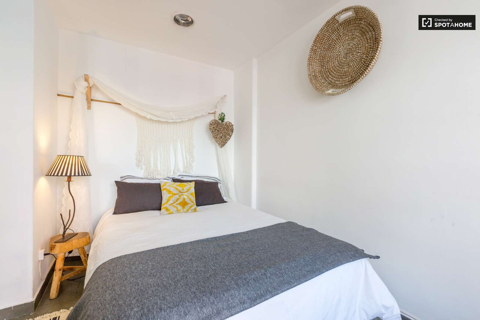 Beauty and Sunny Apartment For Rent In Lisbon