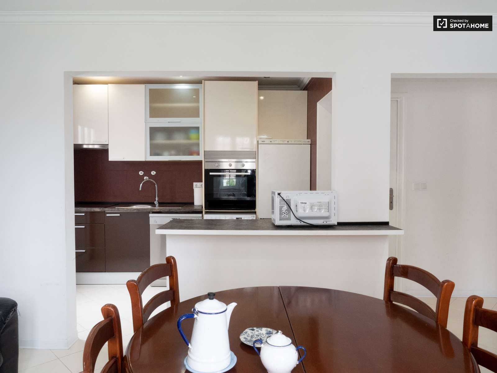 Double bed in Rooms to rent in spacious 6-bedroom house in Caparica, Lisbon