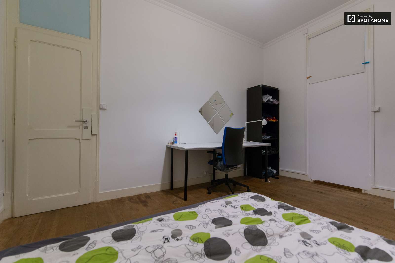 Double bed in Rooms for rent in modern 7-bedroom apartment in Avenidas Novas