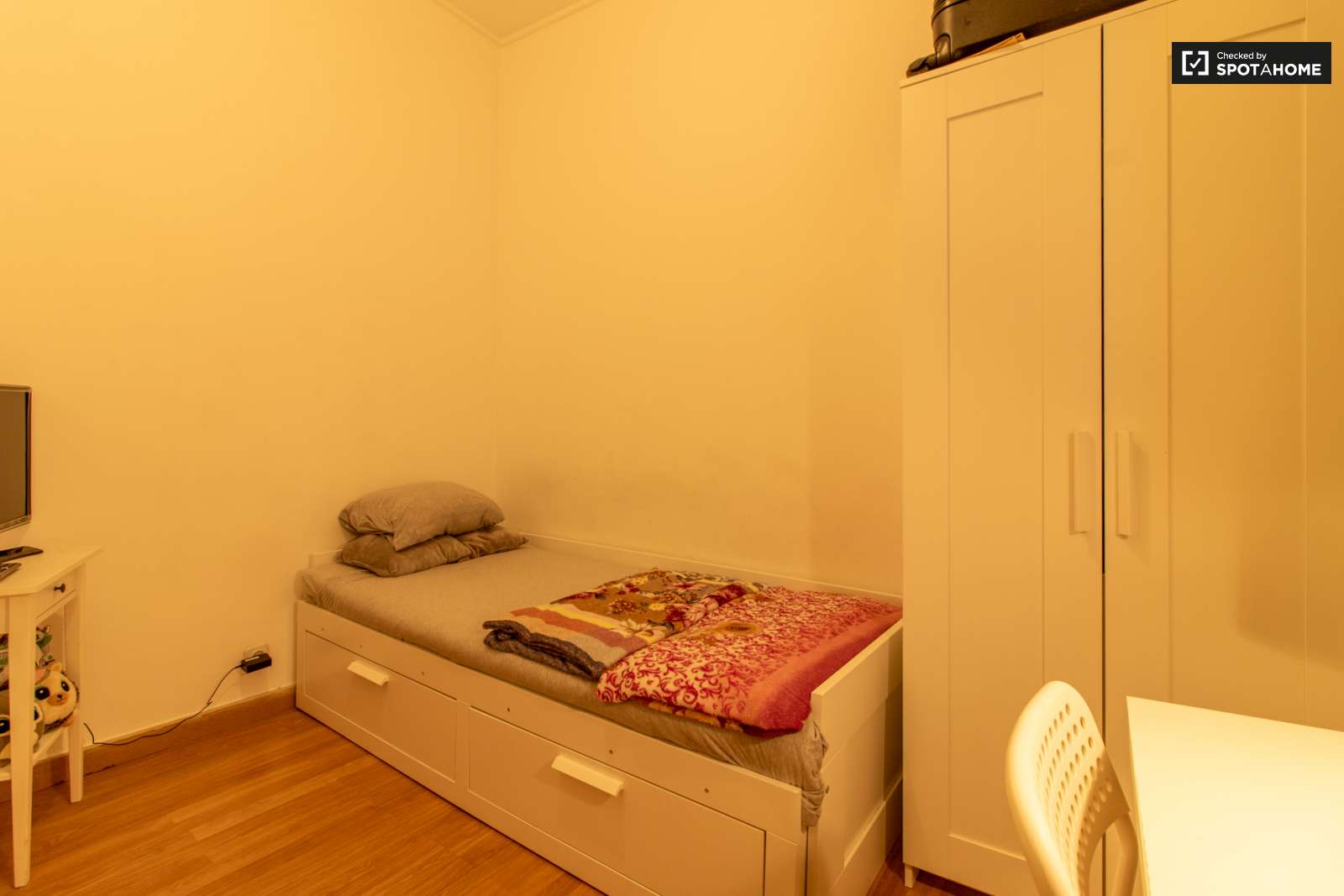 Double bed in Spacious rooms for rent in 6-bedroom apartment in Arroios