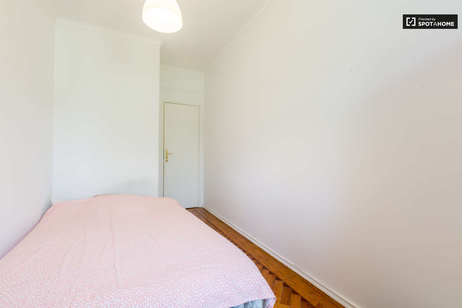 Double bed in Rooms for rent in lovely 3-bedroom apartment in Benfica, Lisbon