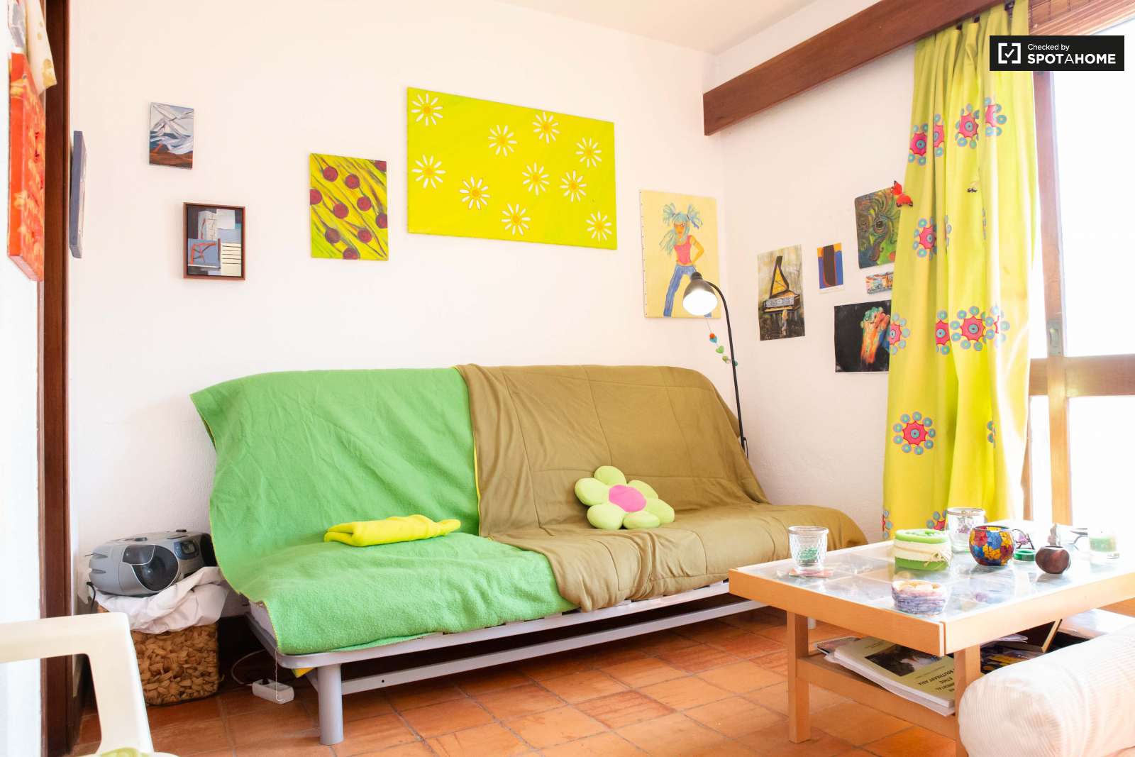 Colourful studio apartment for rent in Estoril