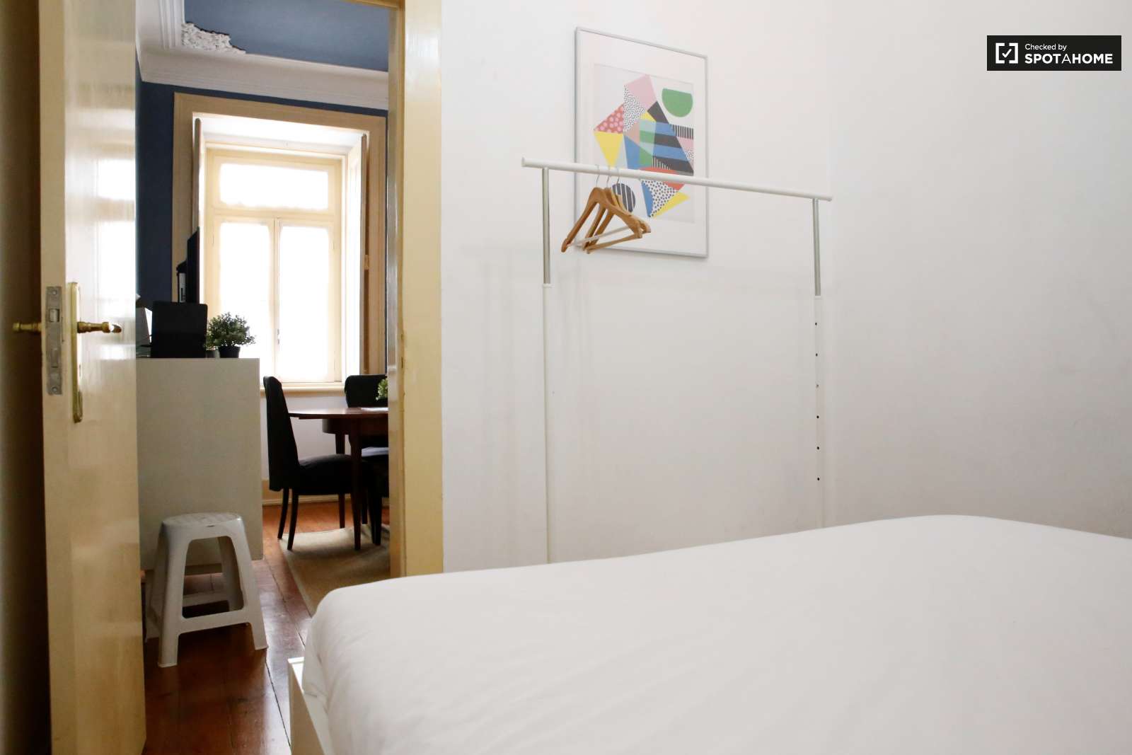 Excellent 3-bedroom apartment for rent near Feira da Ladra in Graça