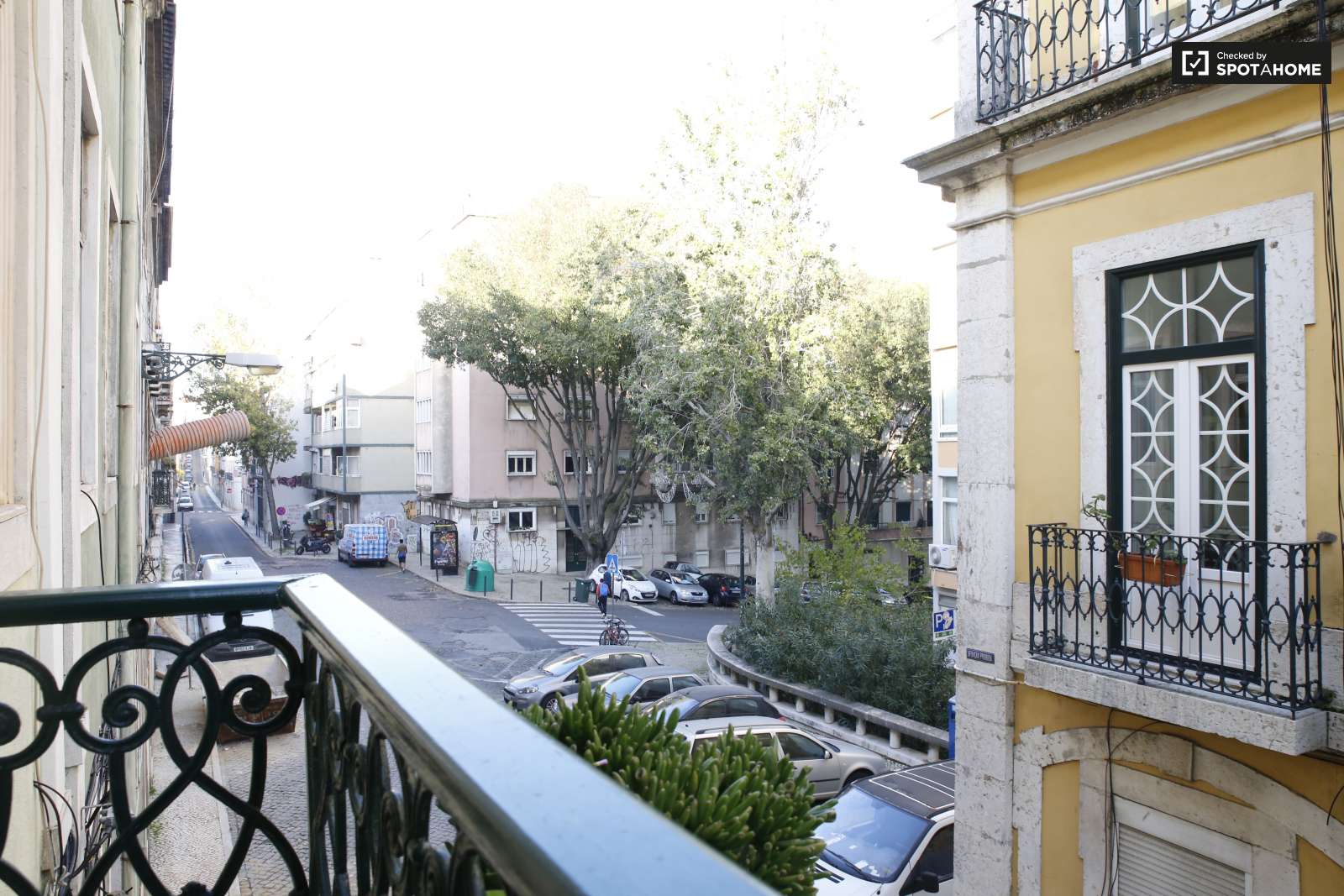 Excellent 3-bedroom apartment for rent near Feira da Ladra in Graça