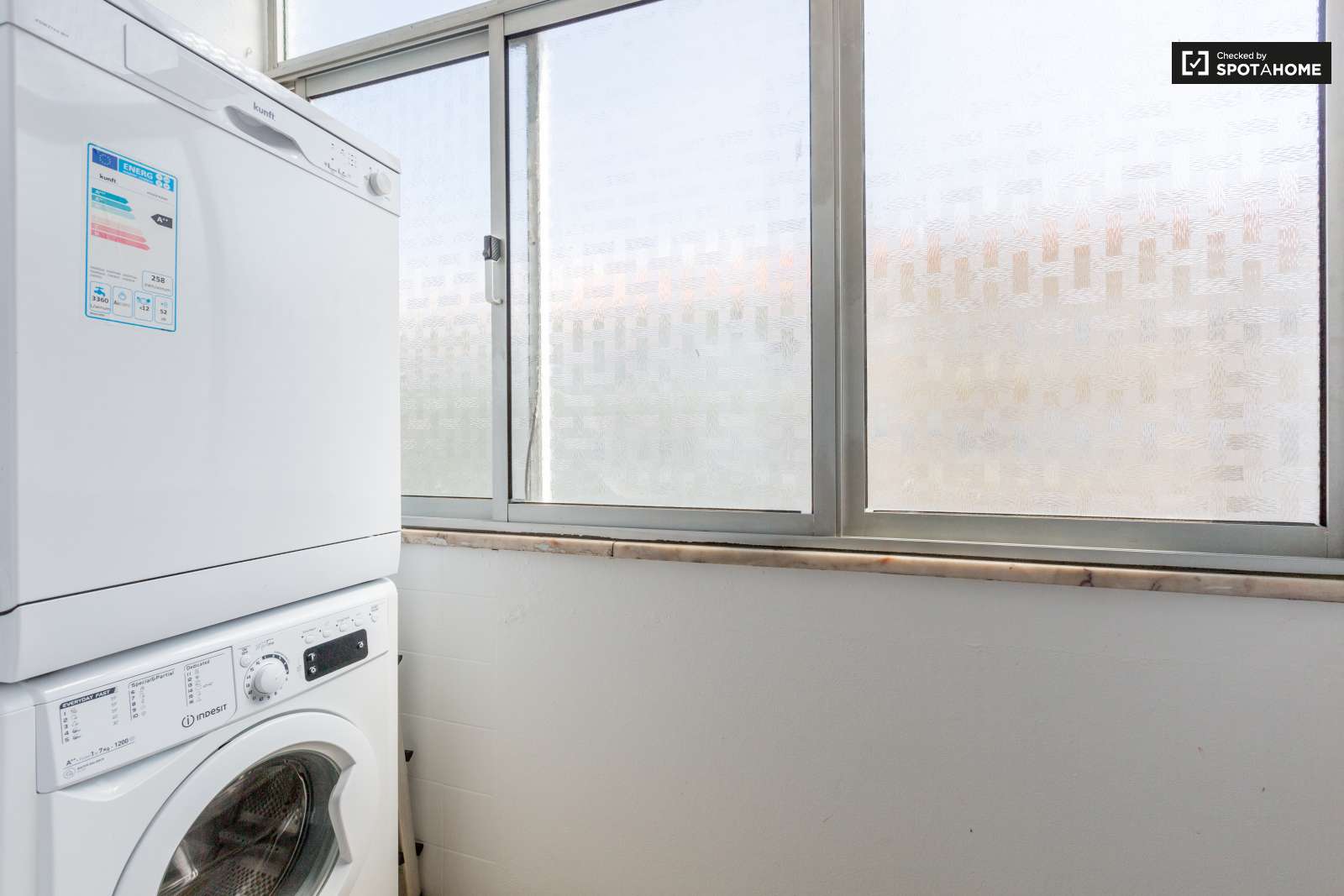 Large and Confortable Room for Rent in Cacém near Lisbon