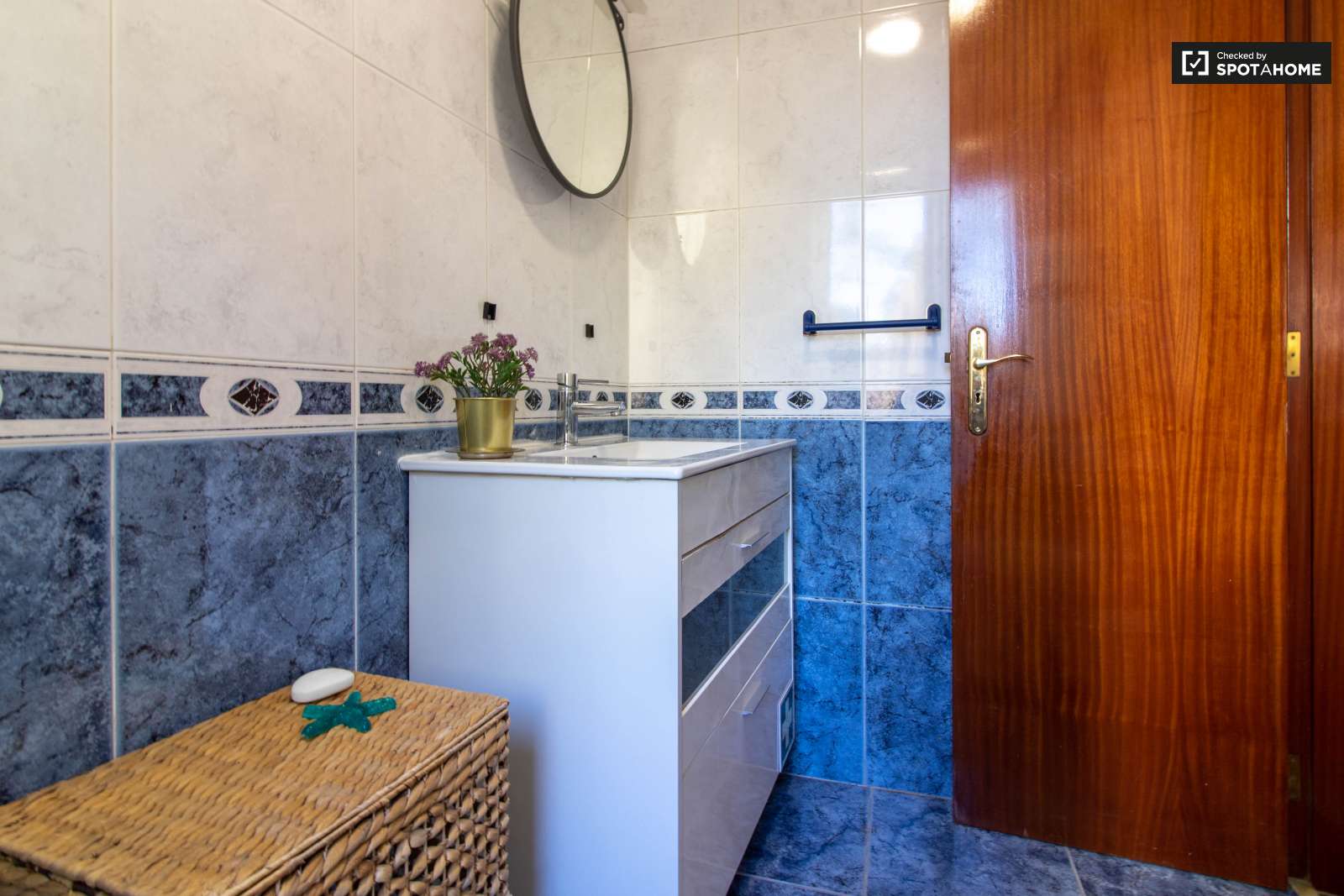 Spacious 2-bedroom apartment for rent in Arroios