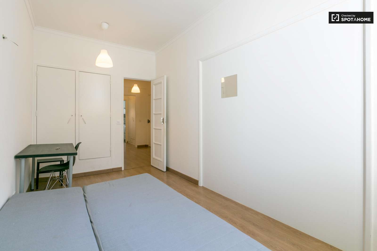 Double bed in Rooms for rent in nice 3-bedroom apartment in São Domingos de Benfica