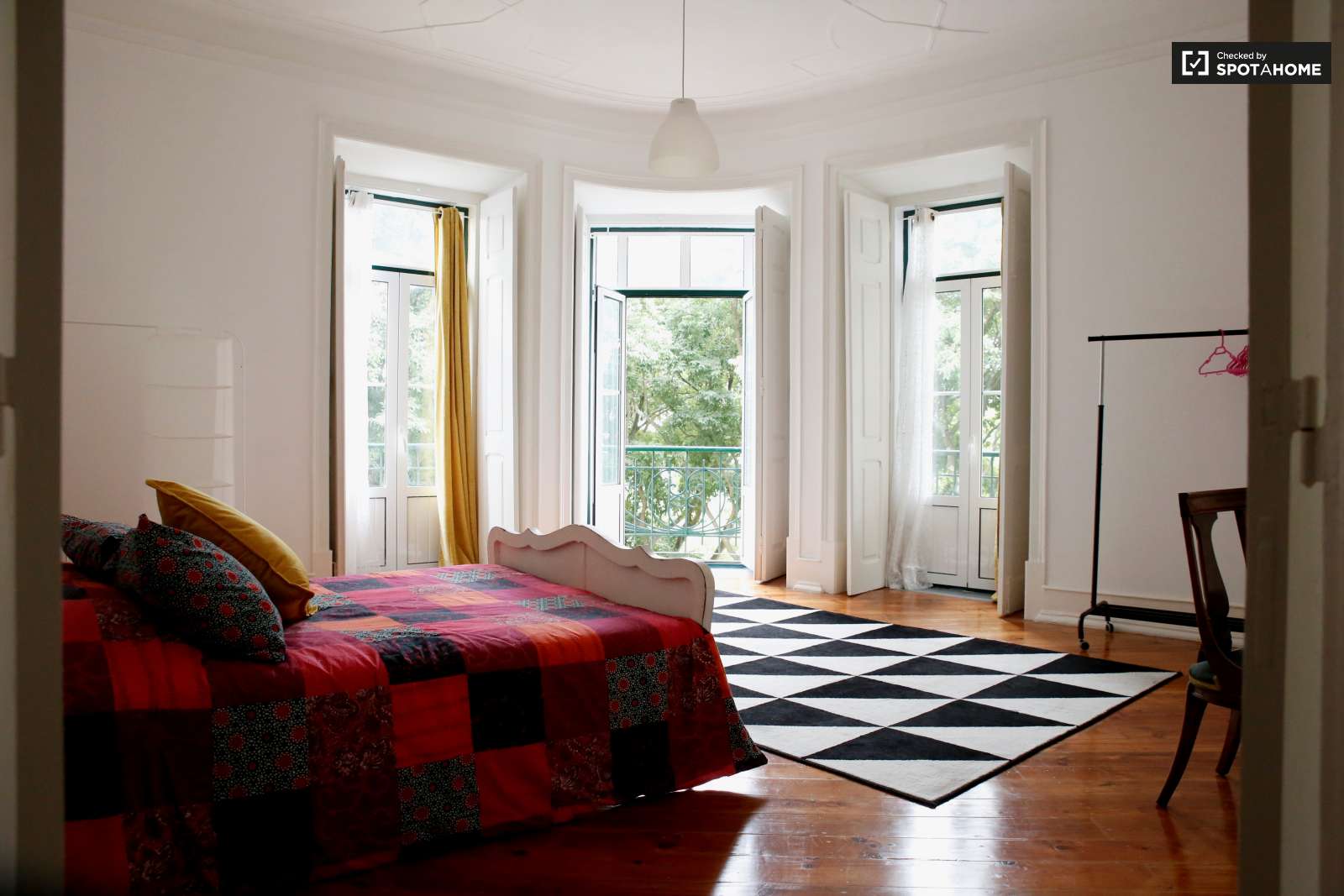 Double bed in Charming rooms for rent in modern 4-bedroom apartment in Alcântara