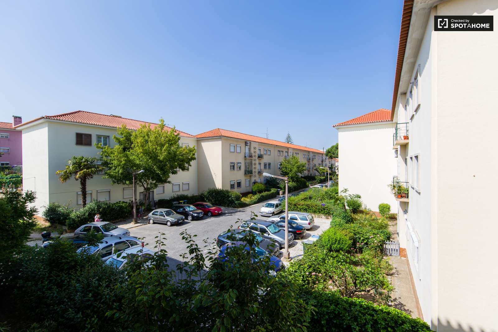 Large and Sunny Room for Rent in Olaias, Lisbon