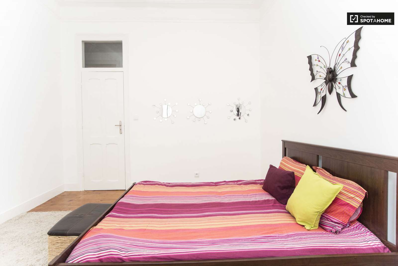 Double bed in Charming rooms for rent in modern 4-bedroom apartment in Alcântara