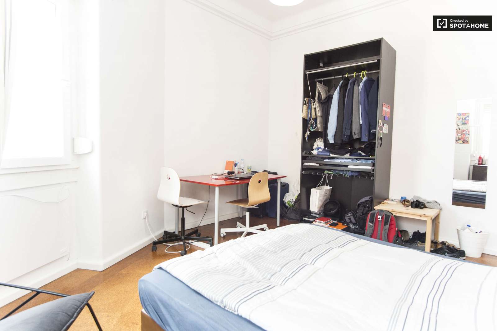 Double bed in Furnished rooms for rent in spacious 10-bedroom apartment in Arroios