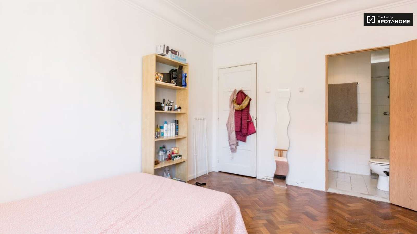 Double Bed in Rooms for rent in 7-bedroom apartment in Arroios