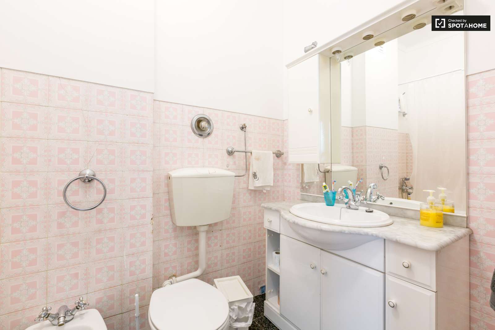 Large and Confortable Room for Rent in Cacém near Lisbon