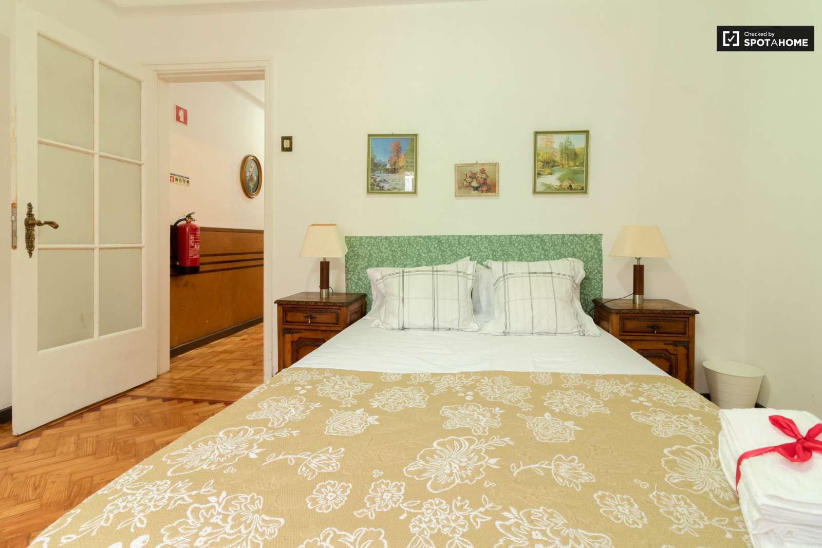 Double bed in Rooms for rent in spacious 5-bedroom apartment in Arroios