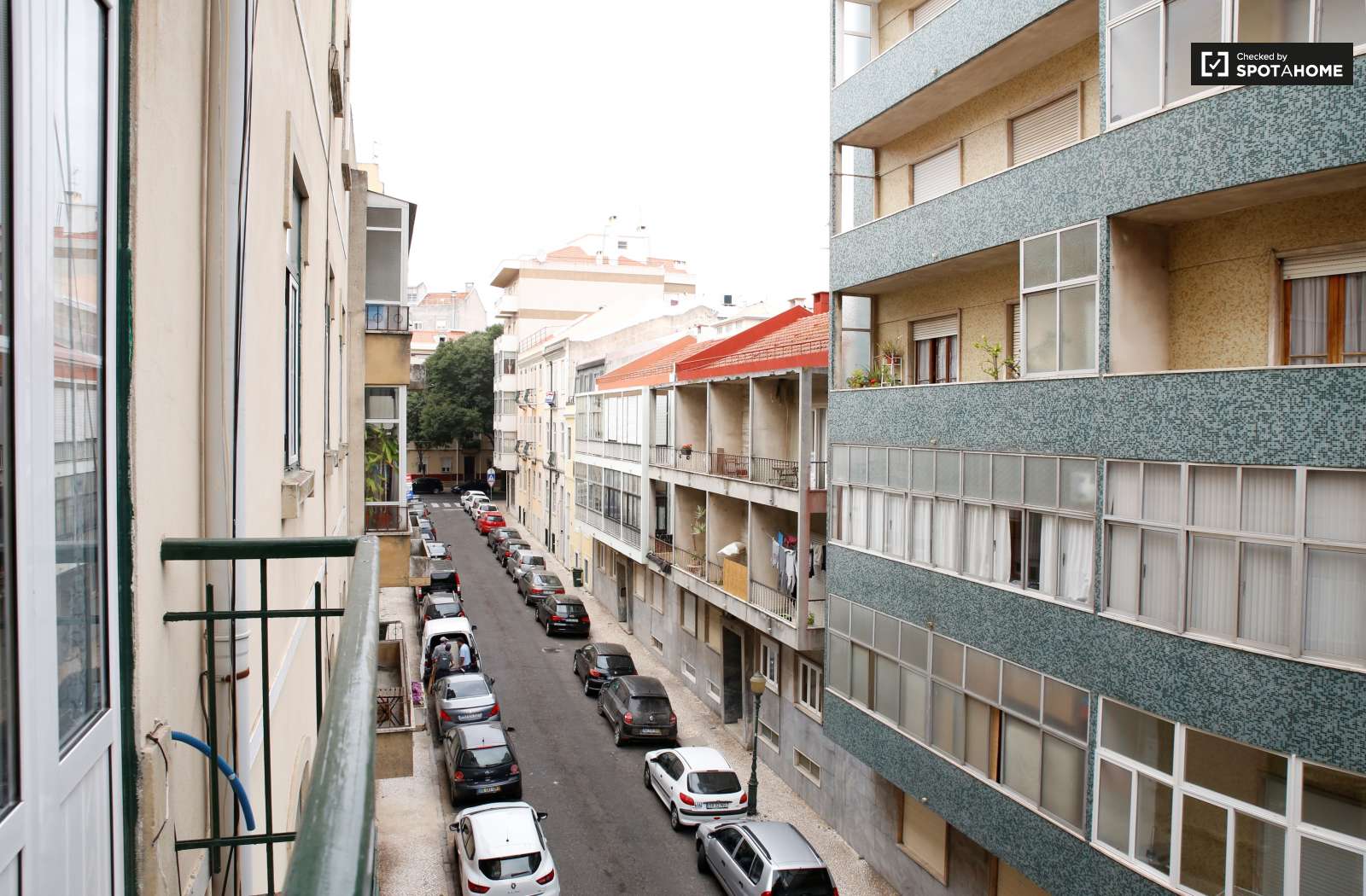 Double bed in Charming rooms for rent in modern 4-bedroom apartment in Alcântara