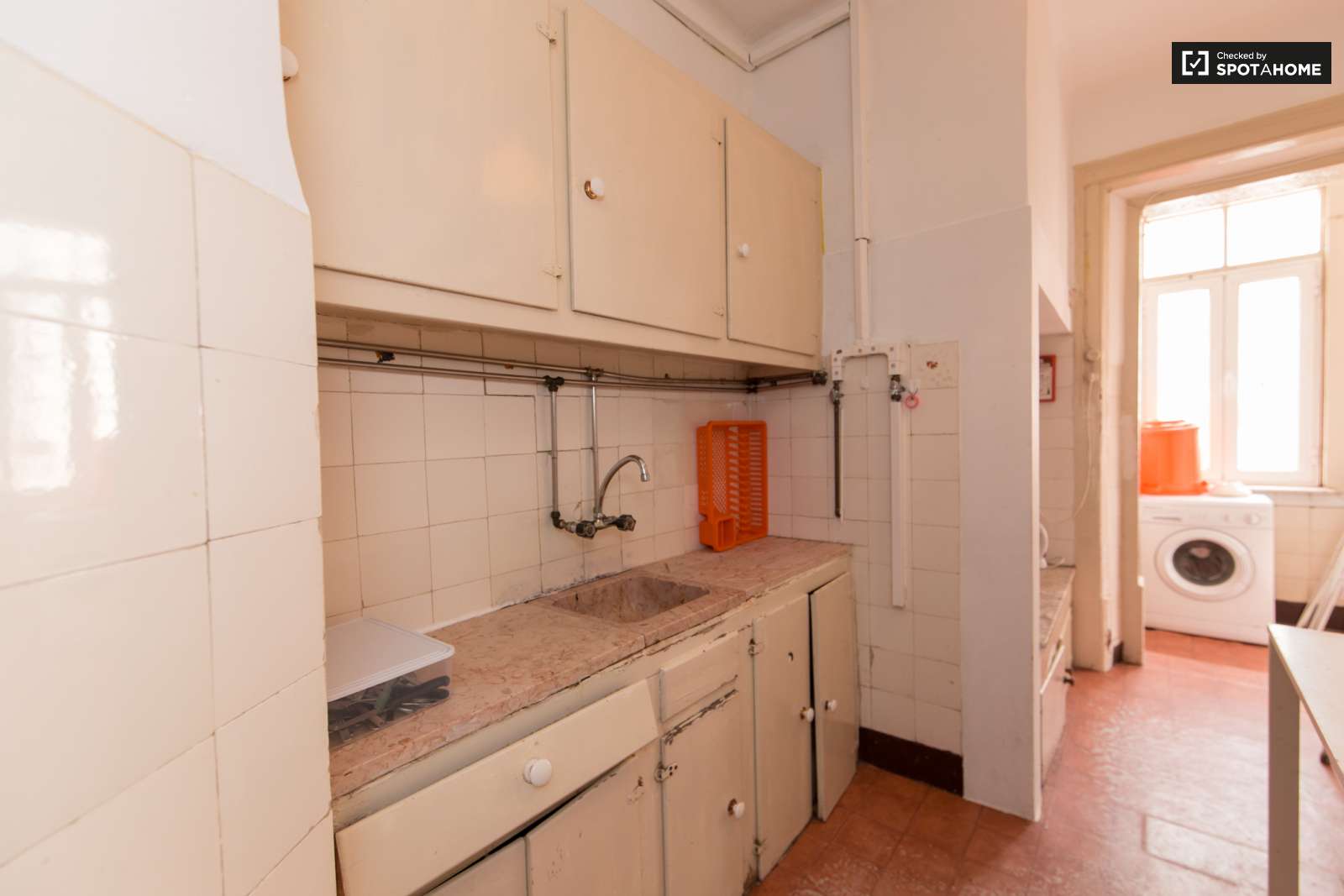 Large and Sunny Room for Rent Condominium in Lisbon