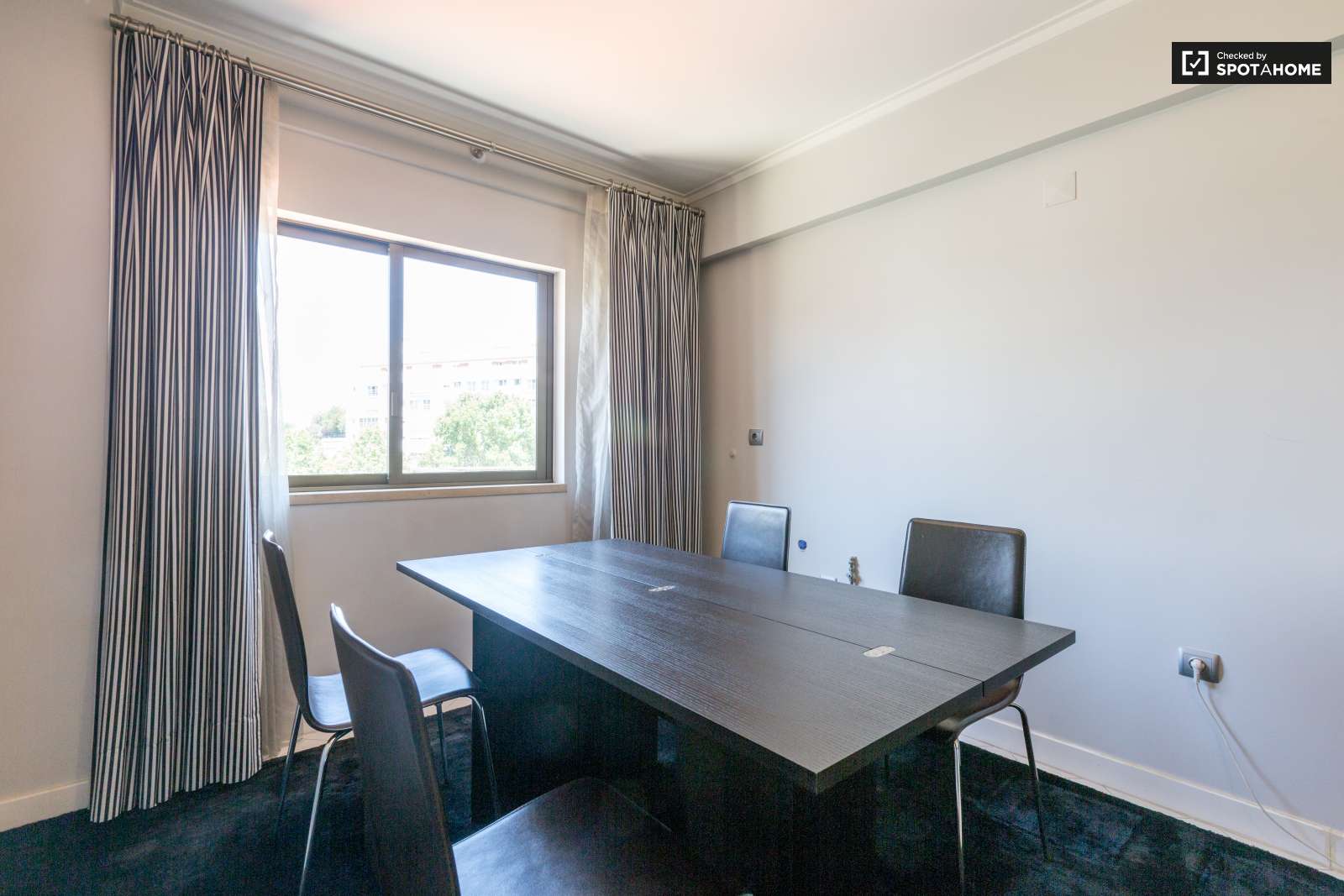 2-bedroom apartment with balcony for rent in São Domingos de Benfica