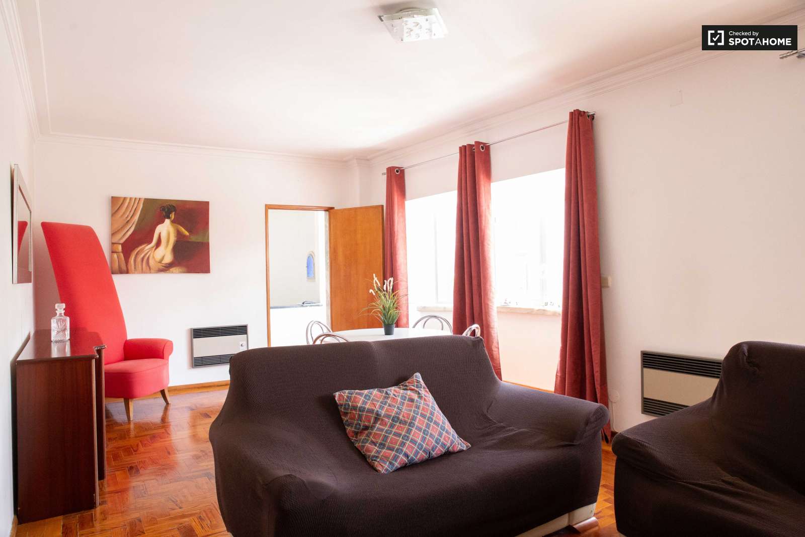 Double bed in Rooms for rent in charming 5-bedroom house in Estoril