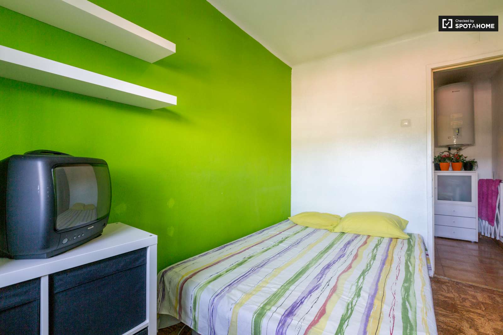 Double bed in Charming rooms for rent in lovely 3-bedroom flatshare in Beato