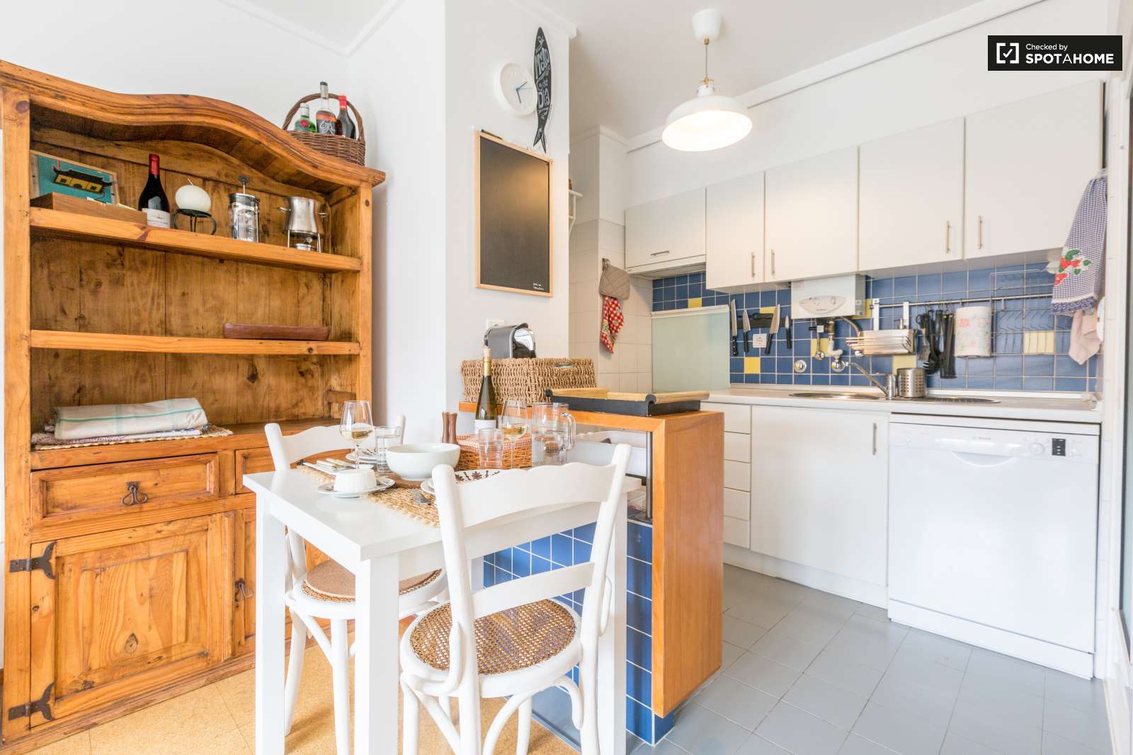 Delightful 1-bedroom apartment with parking garage for rent in Graça e São Vicente