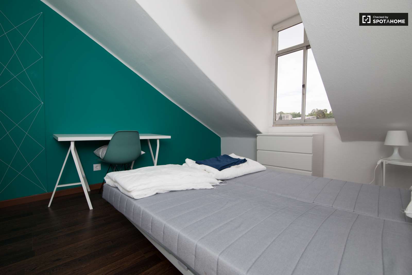 Single Bed in Rooms for rent in 6-bedroom apartment in Alcântara