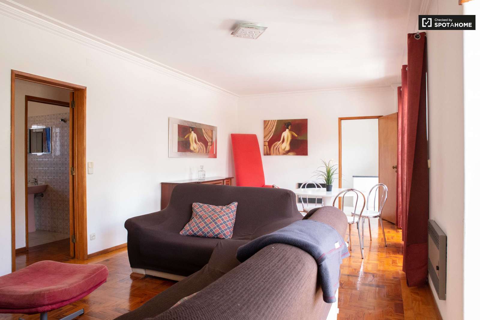 Double bed in Rooms for rent in charming 5-bedroom house in Estoril