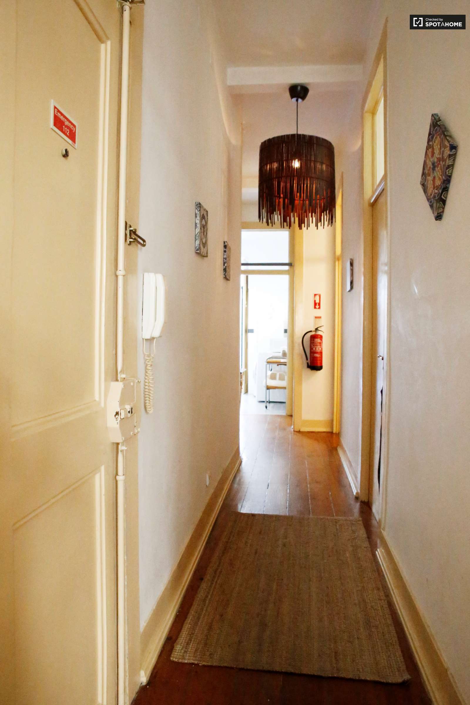 Excellent 3-bedroom apartment for rent near Feira da Ladra in Graça