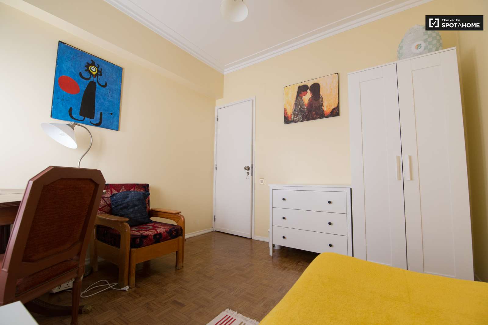 Single Bed in Rooms for rent in 3-bedroom apartment with AC in Portela