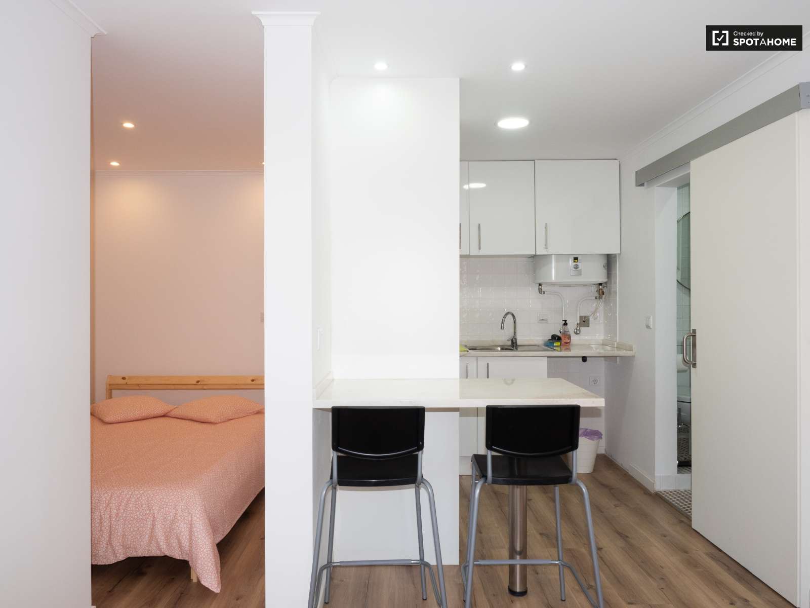 Bright studio apartment for rent in Ajuda