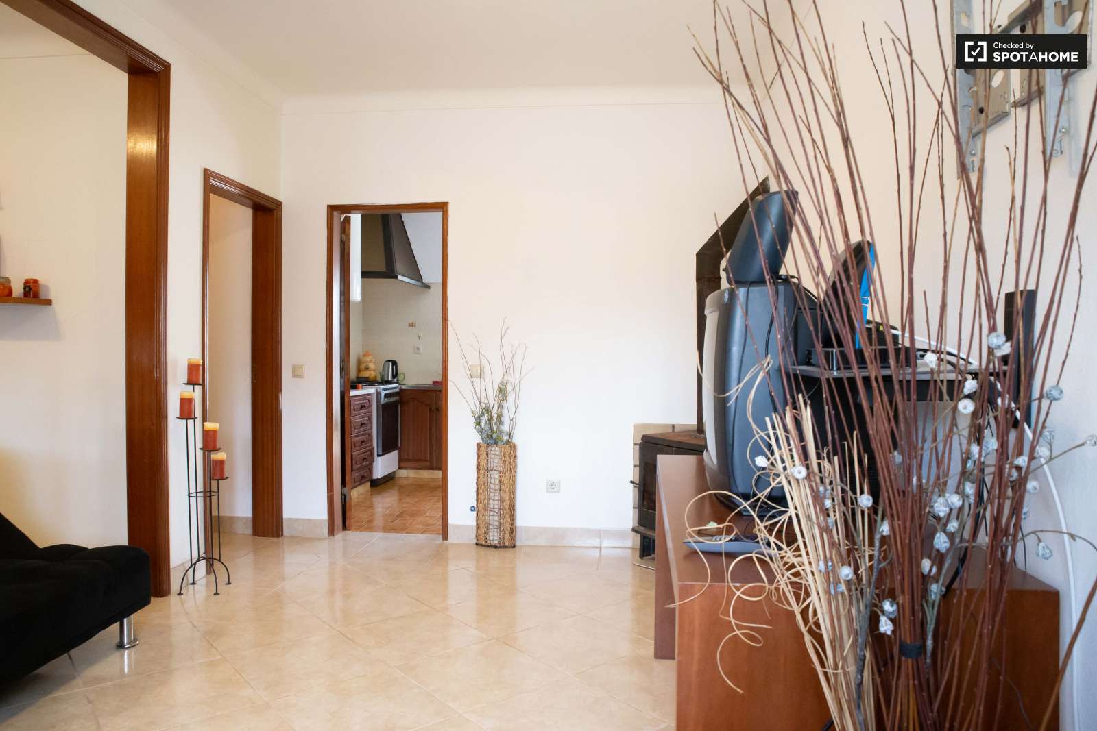 Double bed in Spacious rooms for rent in 5-bedroom house in Sao Domingos de Rana