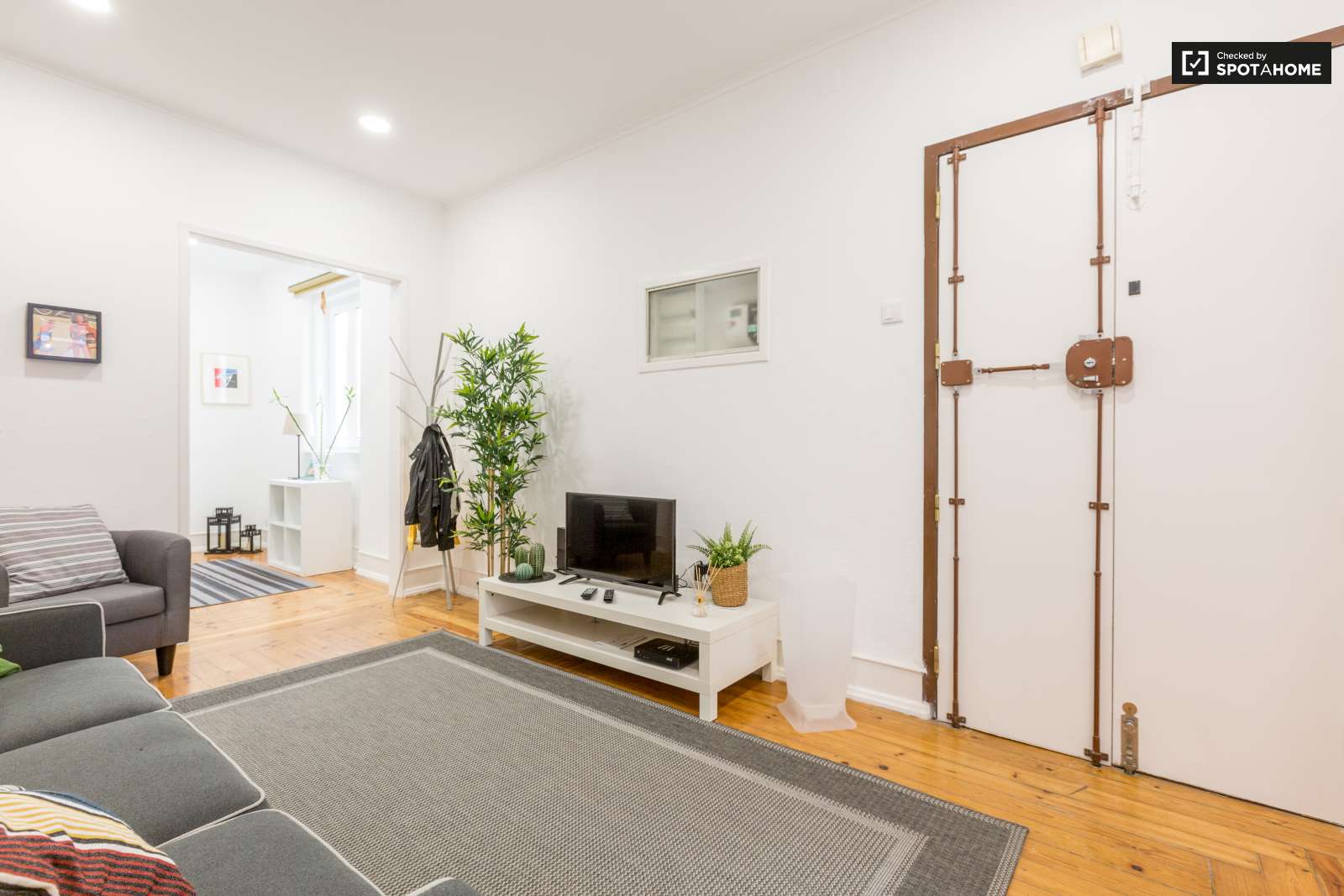 Double bed in Rooms for rent in beautiful 6-bedroom apartment near Roma-Areeiro train station