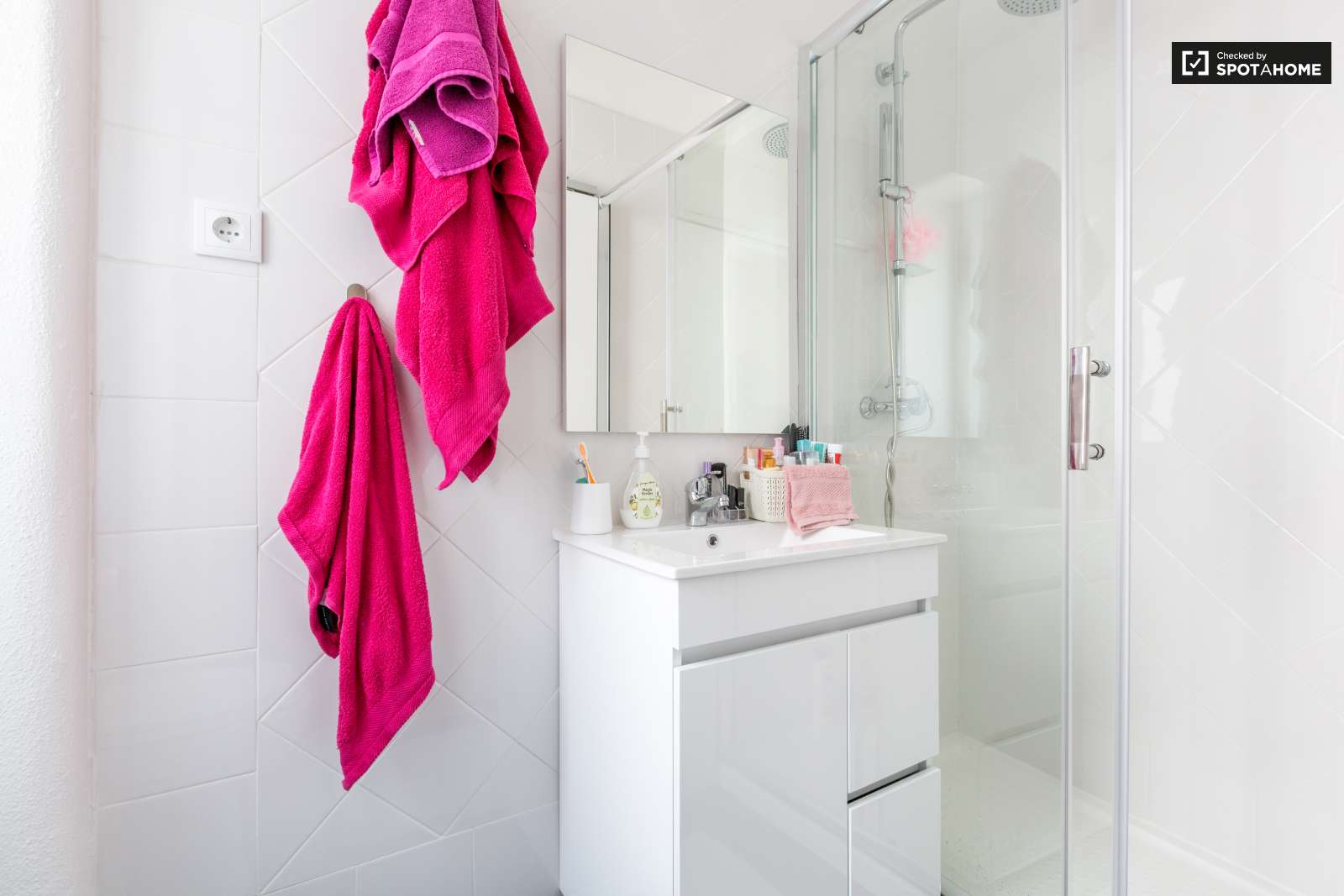 Double bed in Rooms for rent in beautiful 6-bedroom apartment near Roma-Areeiro train station