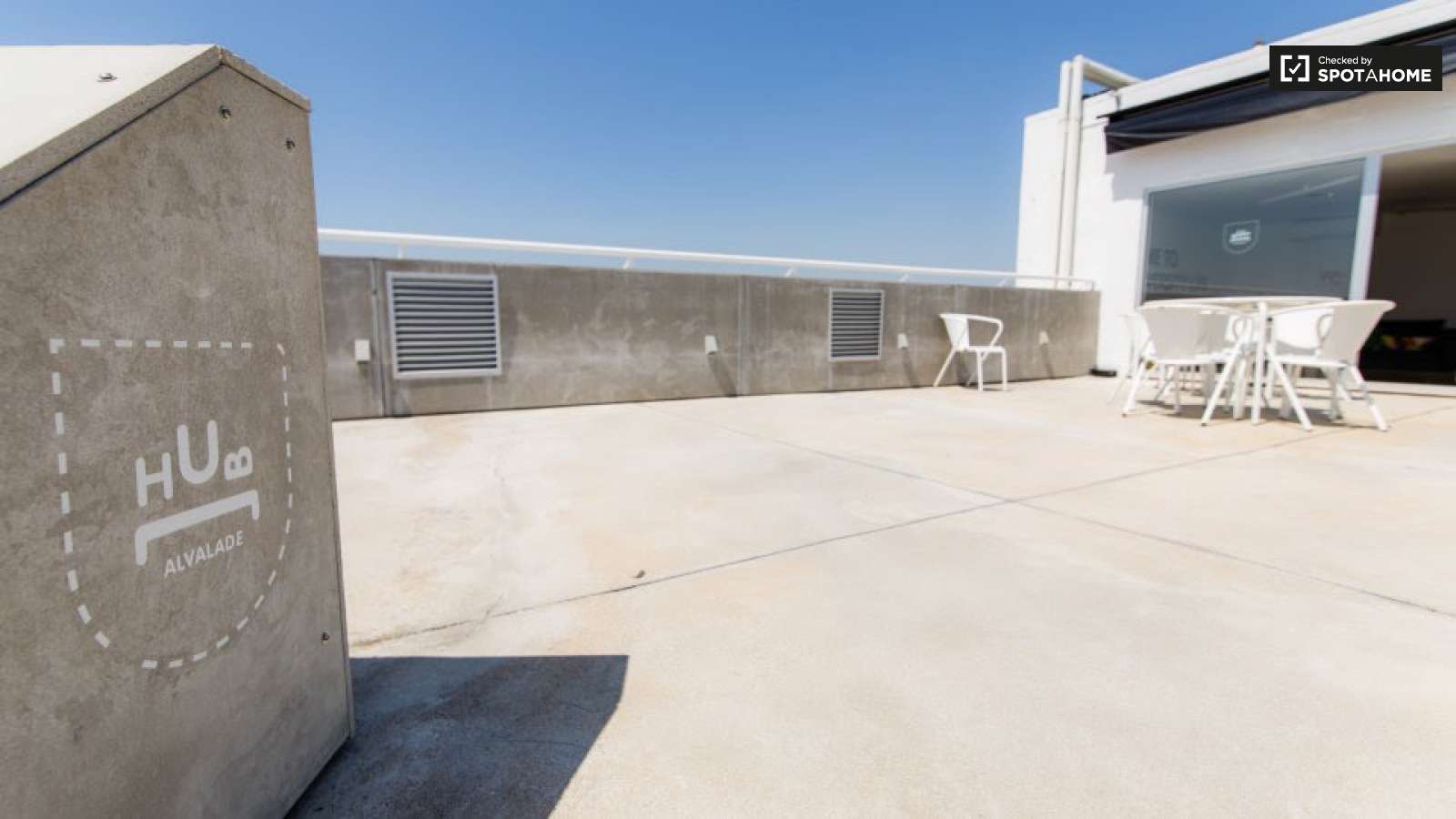 Double bed in Rooms for rent in 5-bedroom apartment near National Library of Portugal in Alvalade