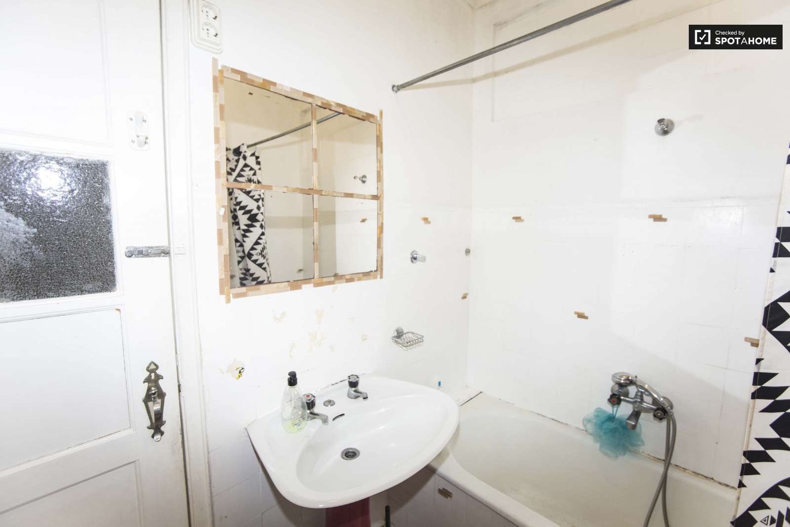 New Large sunny room central Lisbon 1km IST