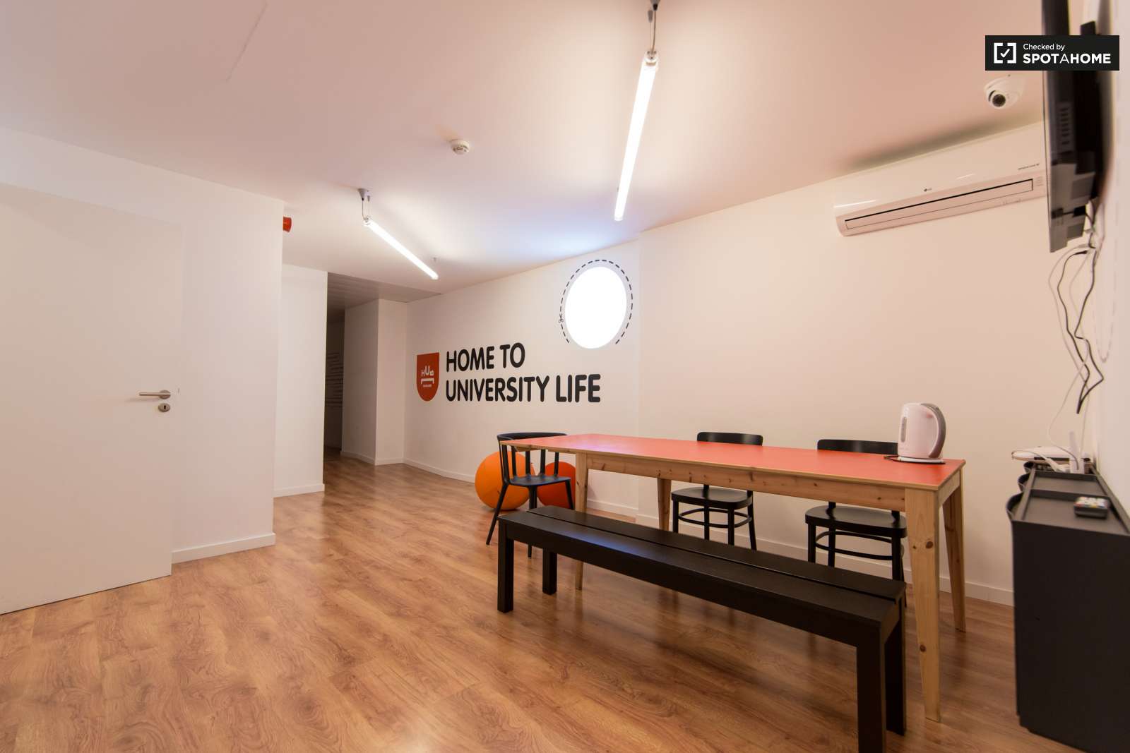 Double bed in En-suite rooms for rent in large residence in Alvalade