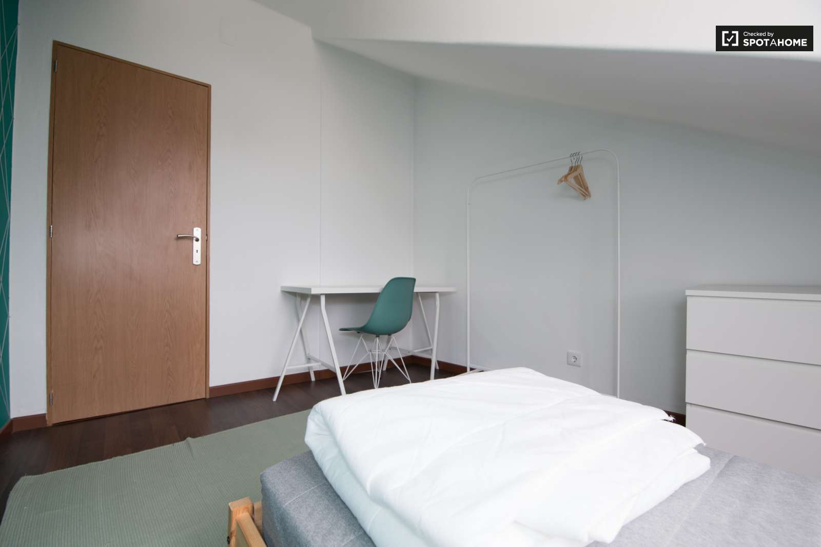 Single Bed in Rooms for rent in 6-bedroom apartment in Alcântara