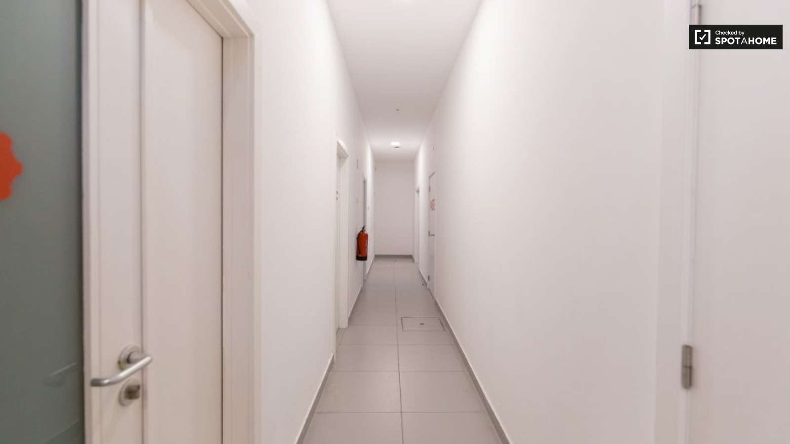 Double bed in Rooms for rent in 5-bedroom apartment near National Library of Portugal in Alvalade