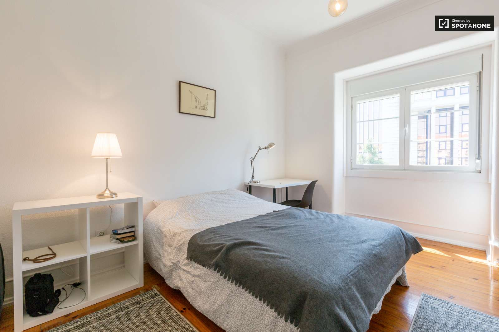 Double bed in Rooms for rent in beautiful 6-bedroom apartment near Roma-Areeiro train station