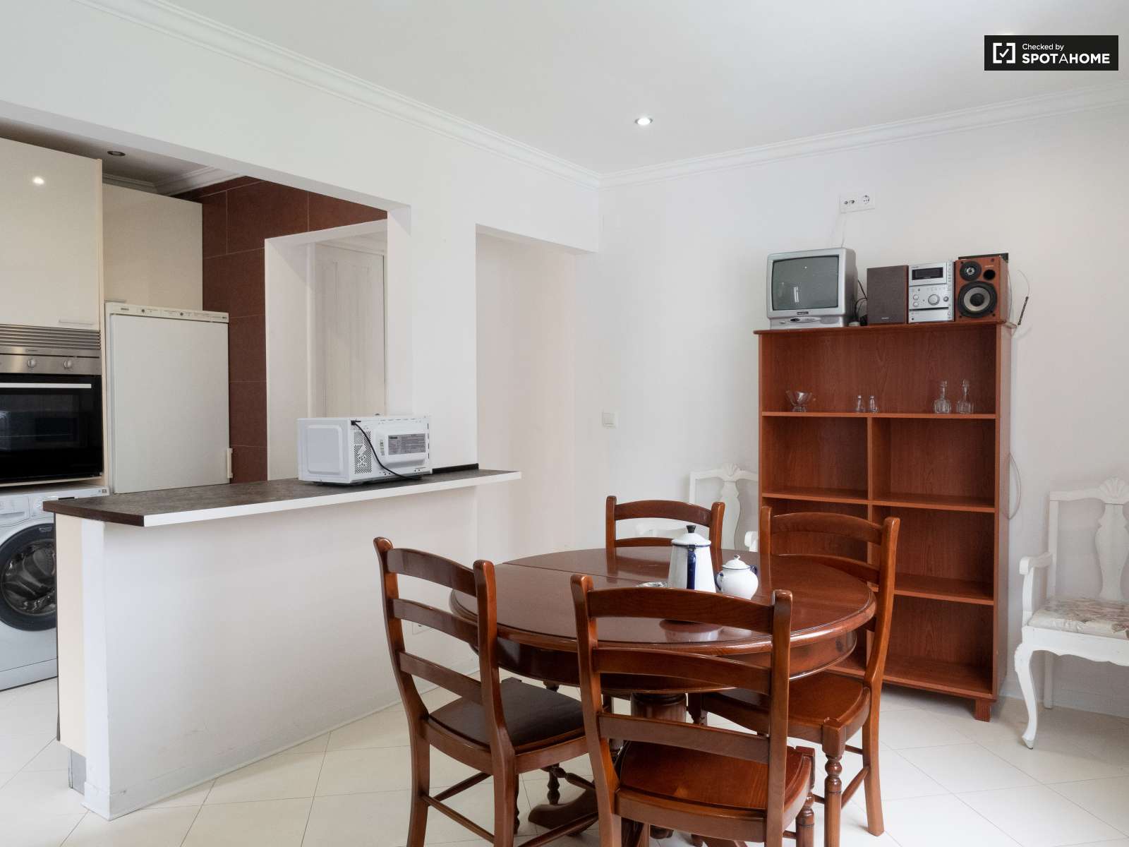 Double bed in Rooms to rent in spacious 6-bedroom house in Caparica, Lisbon