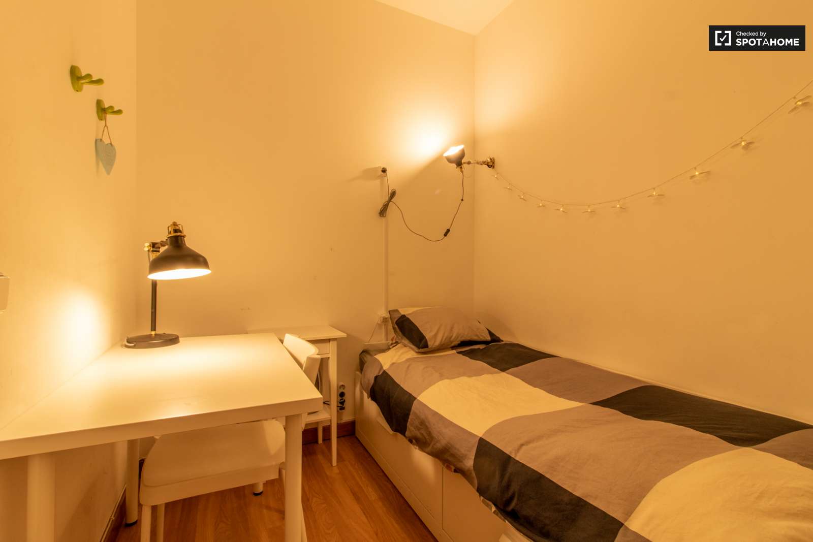 Double bed in Spacious rooms for rent in 6-bedroom apartment in Arroios