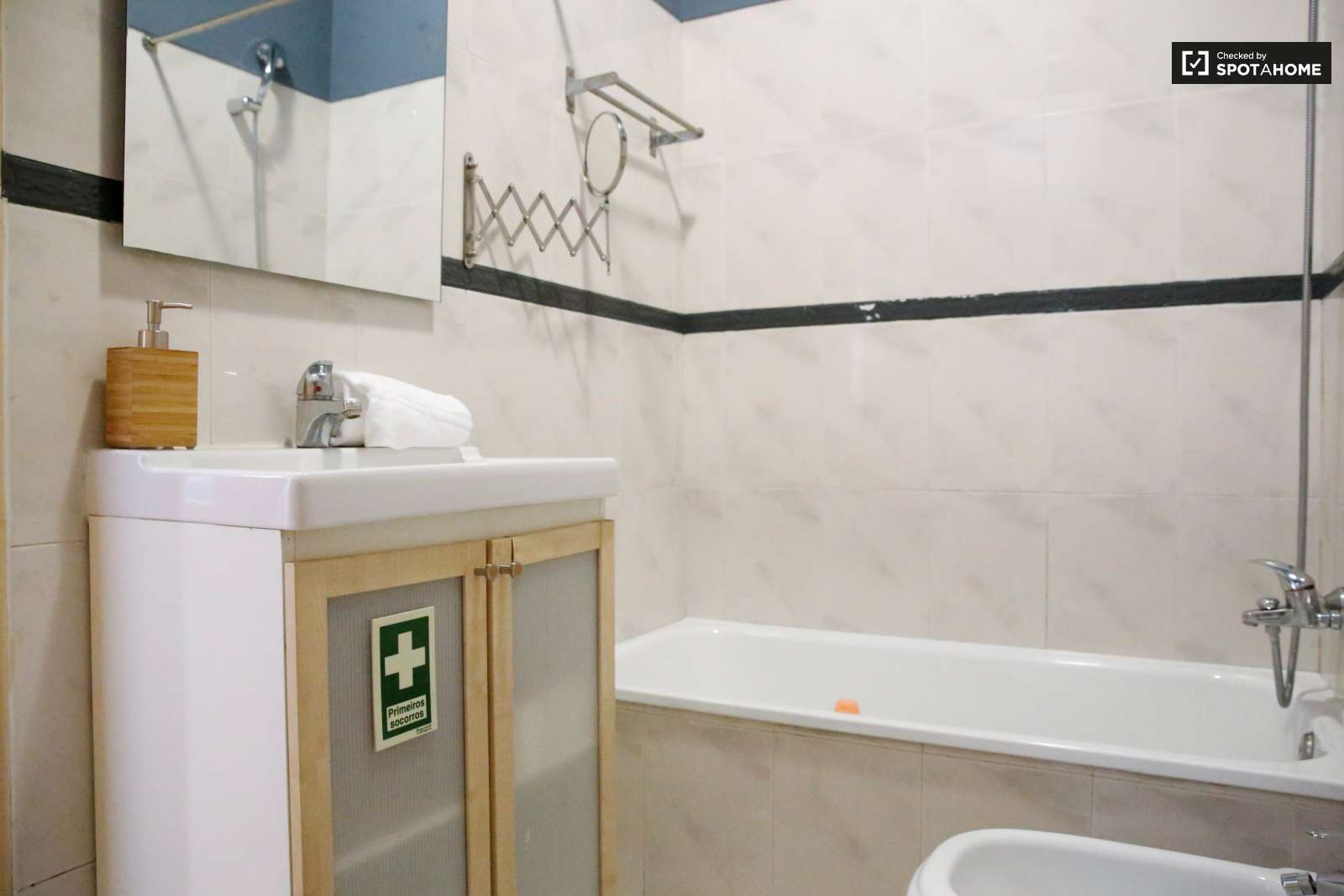 Excellent 3-bedroom apartment for rent near Feira da Ladra in Graça