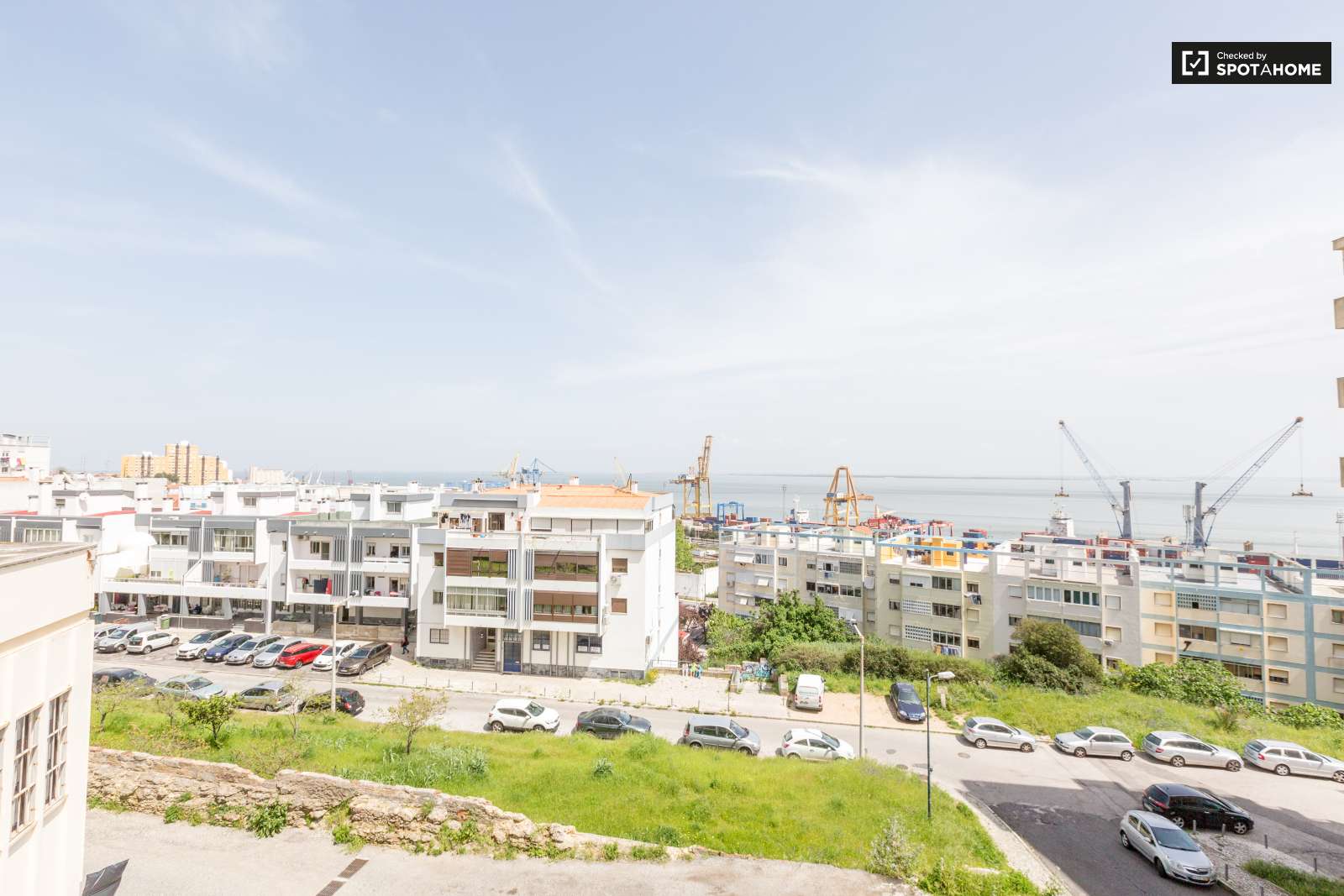 Single Bed in Room for rent in bright 2-bedroom apartment in São Jõao