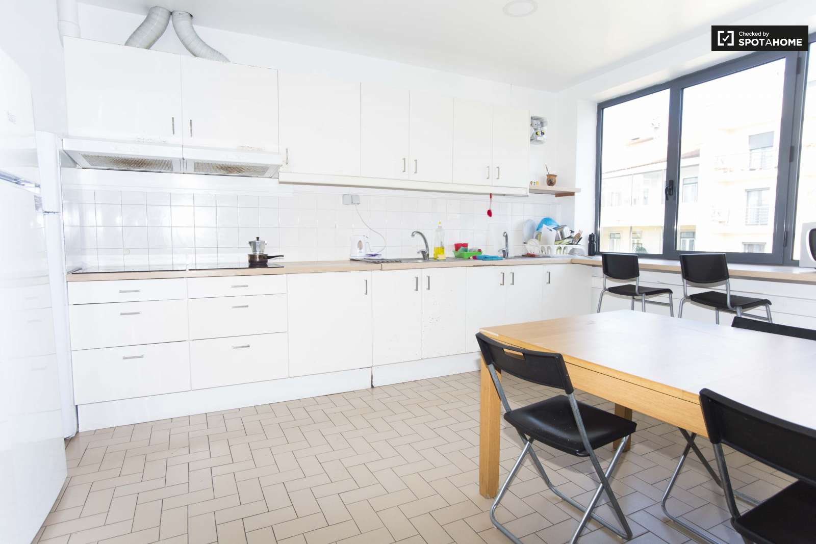 Single Bed in Furnished rooms for rent in super cool shared students residence in Avenidas Nova