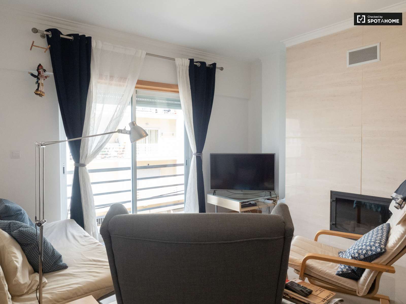 Single Bed in Sunny rooms for rent in flatshare near beach in Costa da Caparica