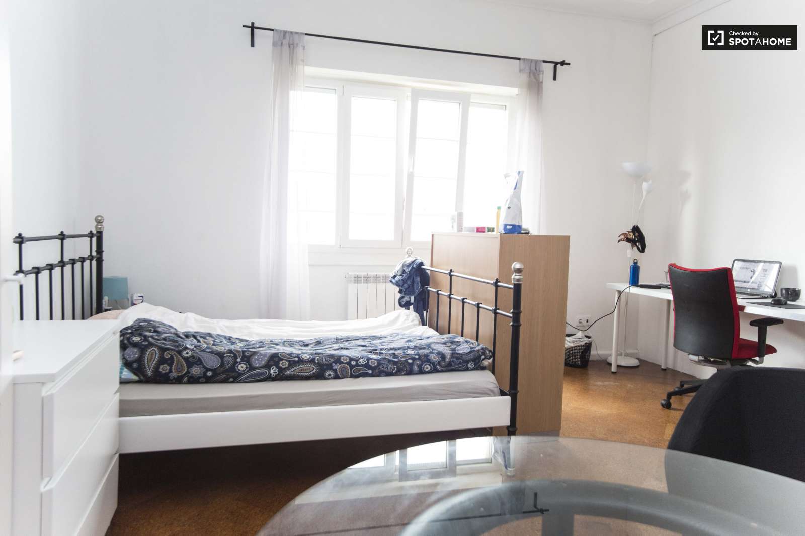 Double bed in Furnished rooms for rent in spacious 9-bedroom apartment in Arroios