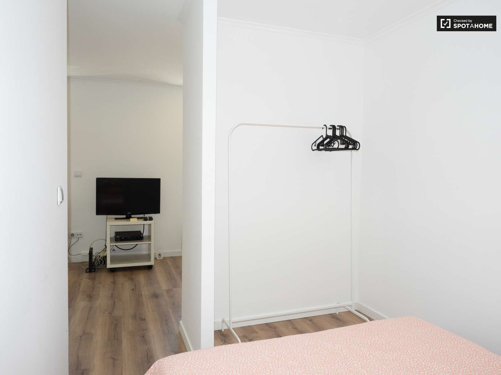 Bright studio apartment for rent in Ajuda