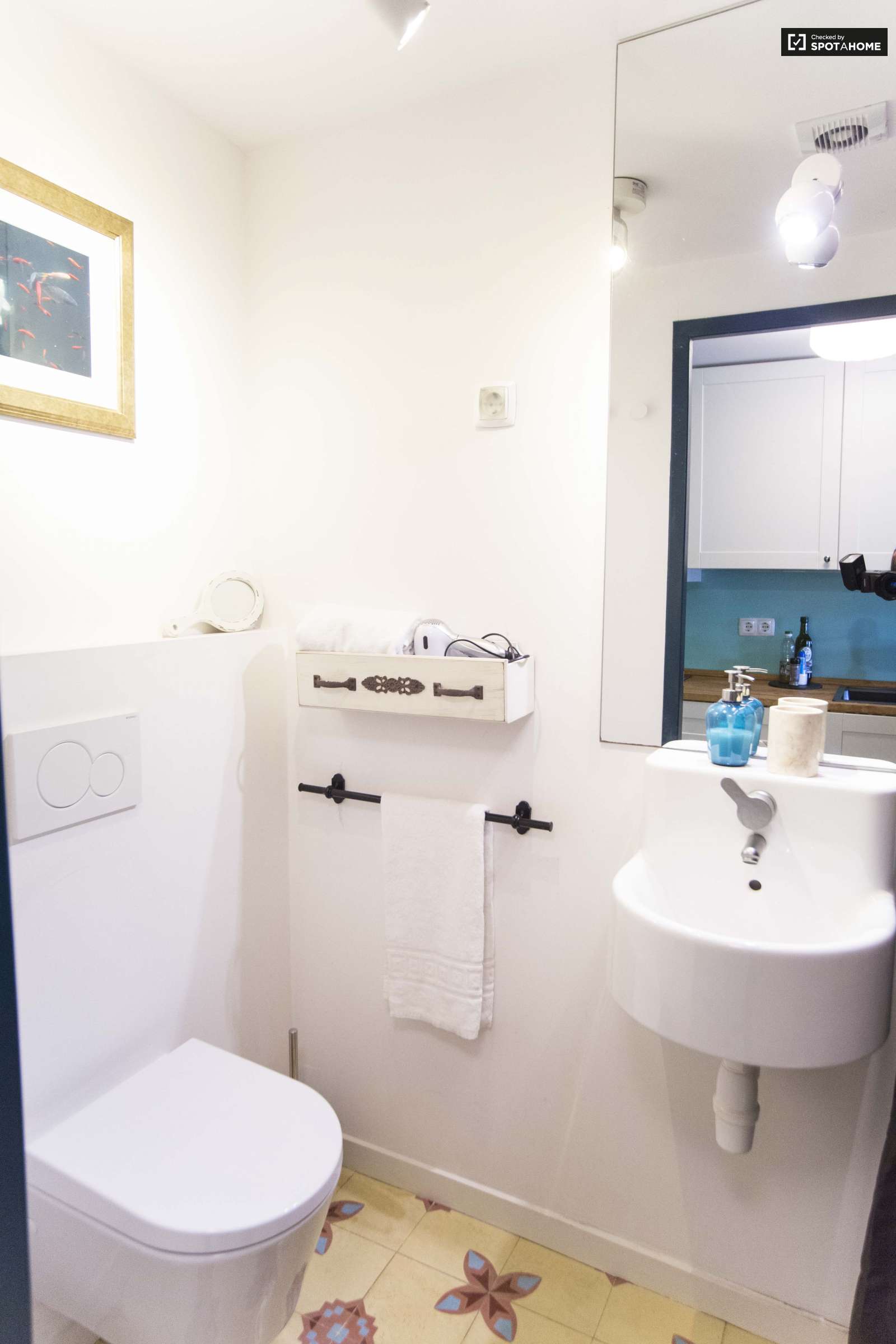 Bright studio apartment for rent close to Carmo Convent in Arroios